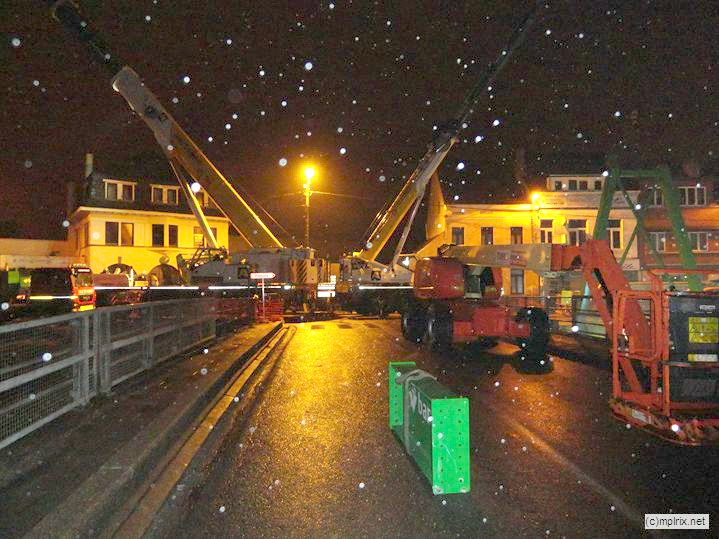 DSC01721 .JPG - Pont de la rue R. Boisacq: grues pour la mise en place du portique